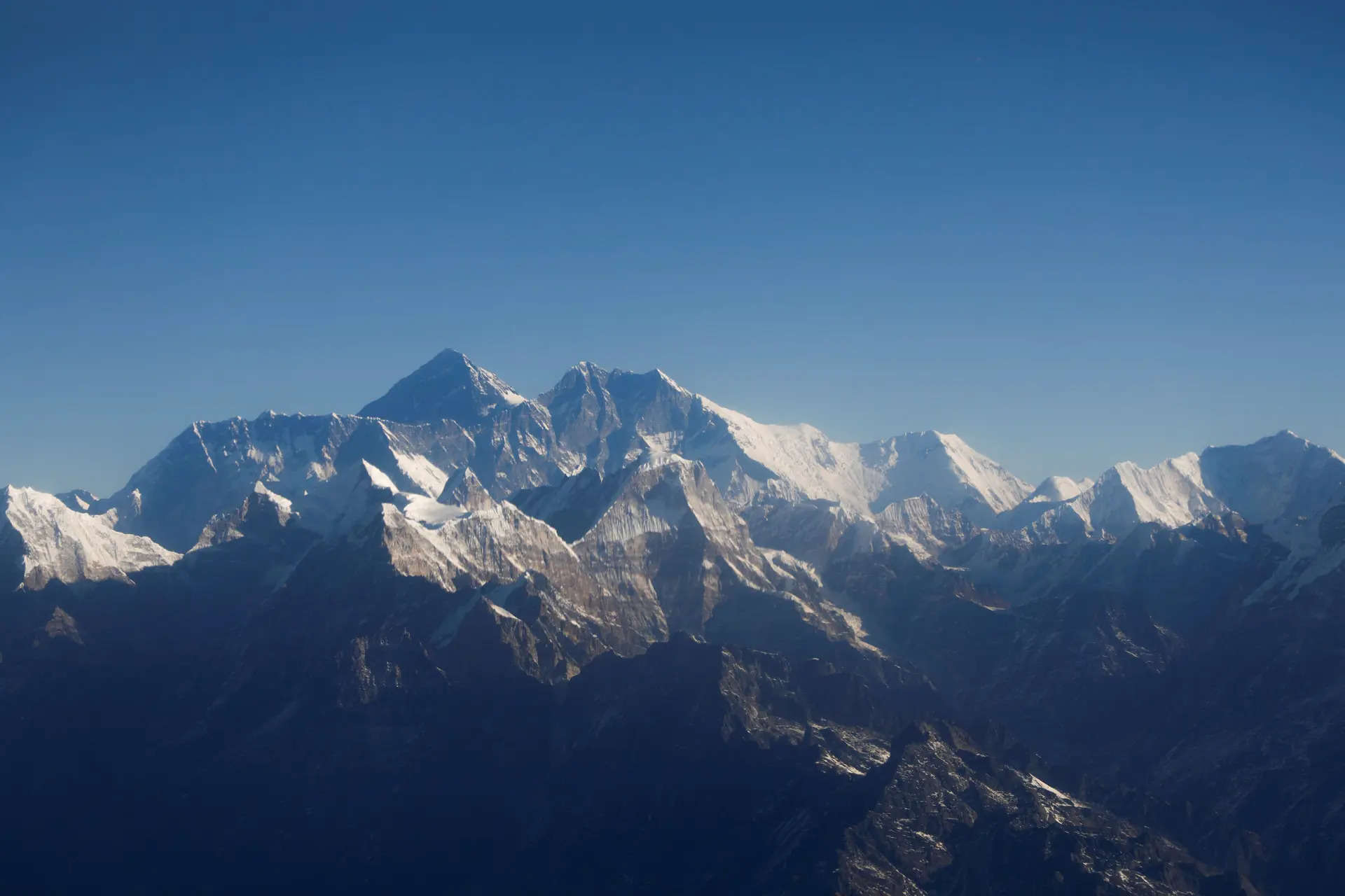 

<p> माउंट एवरेस्ट, दुनिया की सबसे ऊंची चोटी, और हिमालय की सीमा की अन्य चोटियों को काठमांडू से एक पहाड़ी उड़ान के दौरान एक विमान की खिड़की के माध्यम से देखा जाता है। </p>
<p>“/><figcaption class=