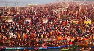 <p> On the occasion of 'Maghi Purnima' on Wednesday, thousands of devotees have gathered in Maha Kumbh at the Sangam in Prayagraj to take a holy dip.</p>