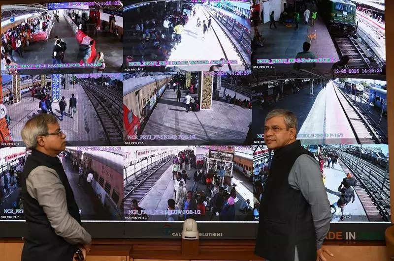 <p>Union Railway Minister Ashwani Vaishnaw along with CEO & CRB, Satish Kumar review crowd management situation of Prayagraj Railway stations in the war room at Rail Bhavan, New Delhi, on Wednesday.</p>