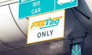 

<p> नए दिशानिर्देशों के अनुसार, FASTAG उपयोगकर्ता अतिरिक्त शुल्क लगा सकते हैं यदि उनके टोल लेनदेन को उस समय से 15 मिनट से अधिक संसाधित किया जाता है जब वाहन टोल रीडर से गुजरता है। </p>
<p>“/><figcaption class=