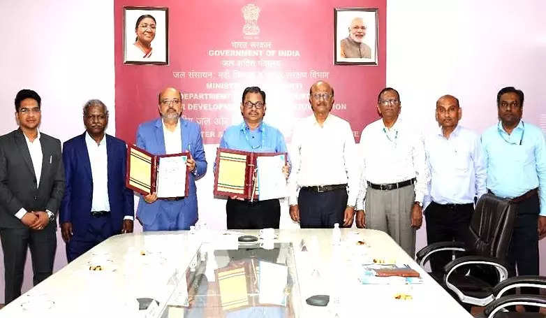 <p>RITES and CWPRS officials at the MoU signing ceremony in Gurugram on Wednesday.</p>