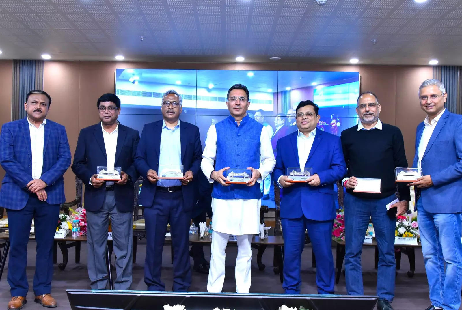 <p>Union Minister of State for Electronics and Information Technology Jitin Prasada, Director General, STPI, Arvind Kumar, and others during inauguration of incubation center at Salt Lake, Kolkata, on Wednesday.</p>