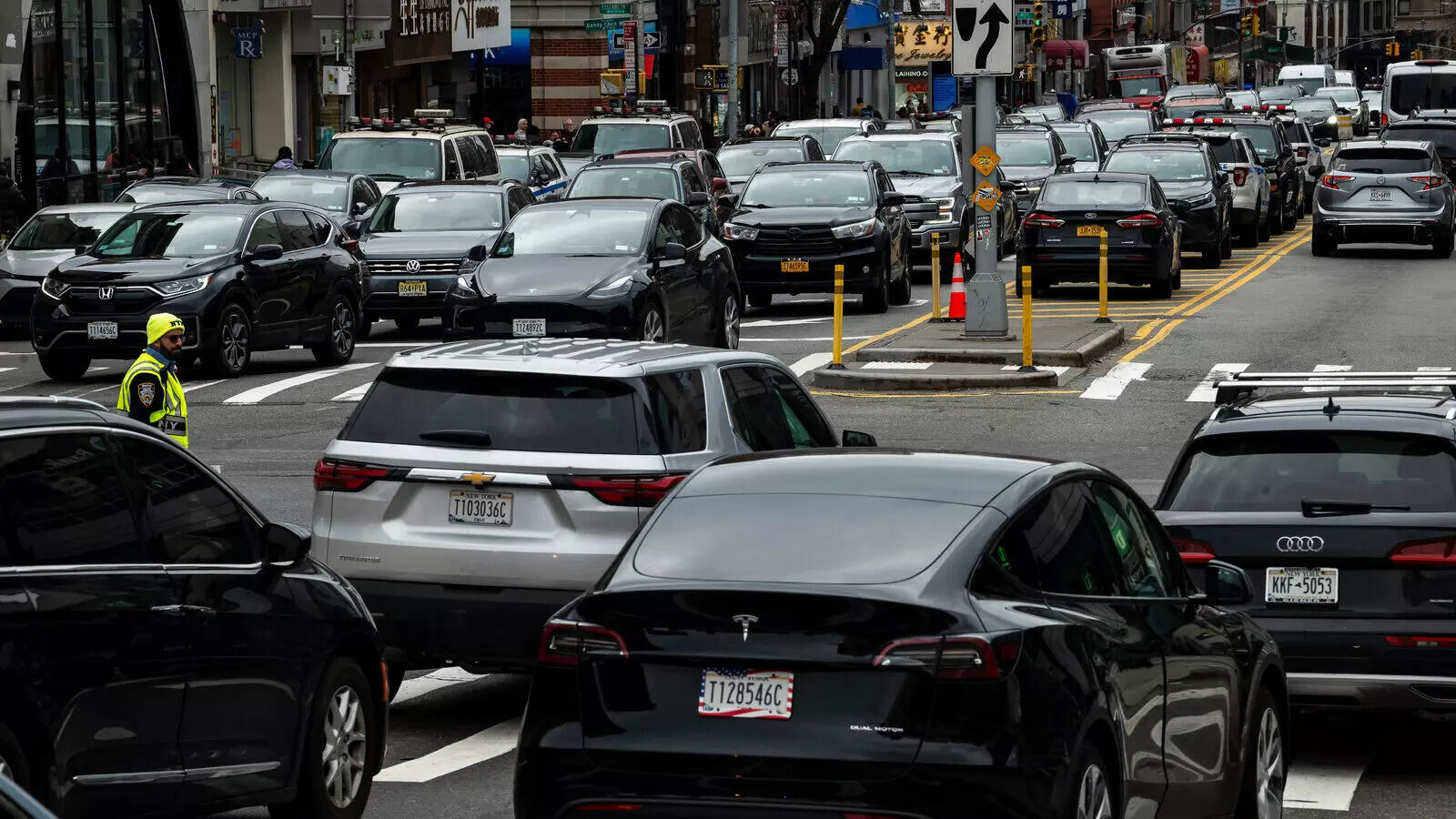 <p>Charged via electronic license plate readers, private cars pay once a day regardless of how many trips they make into the central business district.</p>
