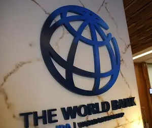 <p>Guwahati, Feb 27 (IANS) The World Bank has reaffirmed its positive outlook on India's economic growth, urging global companies to invest in the country.</p>