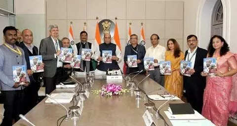<p>Defence minister Rajnath Singh releases the first edition of the ministry’s bi-annual Hindi magazine ‘Sashakt Bharat’ at South Block, New Delhi on Thursday.</p>
