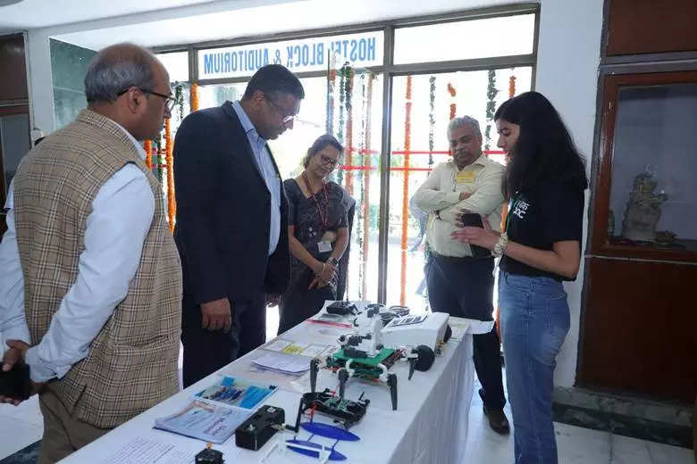 <p>Secretary, MeitY, S. Krishnan and other officials visit the display of innovations</p>