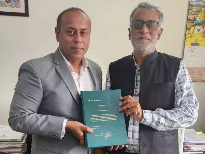 <p>Sarosh Khan, Managing Director of Health Reactive, share the company’s achievements and its vision for natural healing with Syed Ekram Rizvi, the new Joint Secretary of Education.</p>