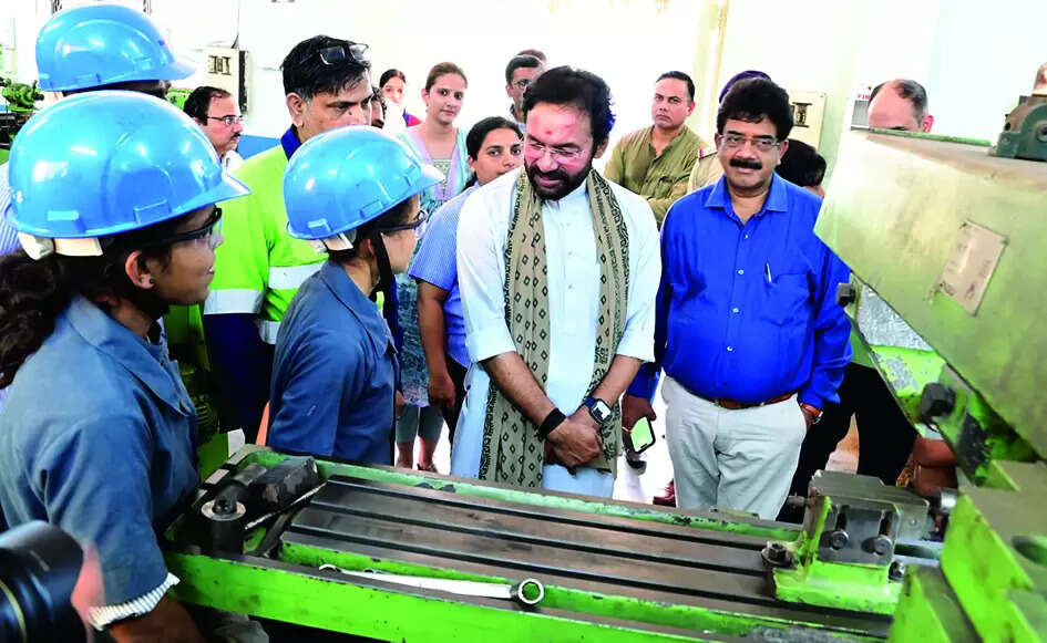 <p><br>The chief minister said that Reddy has said he will follow up with the environment ministry to grant environmental clearances to three mineral blocks pending with the ministry. </p>