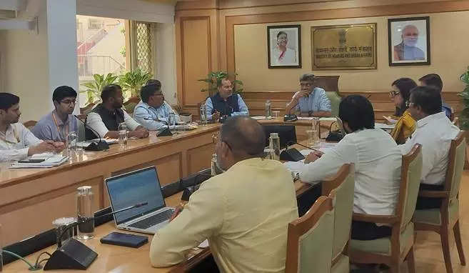 <p>Srinivas Katikithala, Secretary, Ministry of Housing and Urban Affairs (MoHUA) chairs the first meeting of the CSMC under PMAY-U 2.0 in New Delhi on Thursday</p>