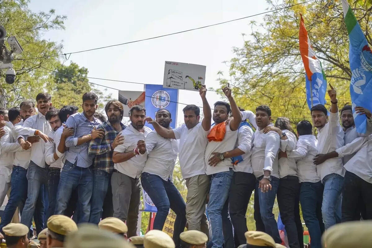 <p>Members of the National Students' Union of India (NSUI), All India Students Association (AISA), Students Federation of India (SFI), All India Students Federation (AISF), Muslim Students Federation (MSF), Samajwadi Chhatra Sabha, and Chhatra Rashtriya Janata Dal (CRJD) and others took part in the demonstration.</p>