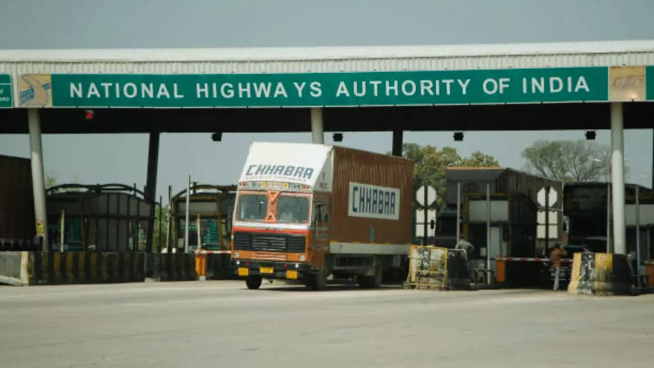 <p>The Delhi-Meerut Expressway, Eastern Peripheral Expressway, and NH-9 are also affected. </p>