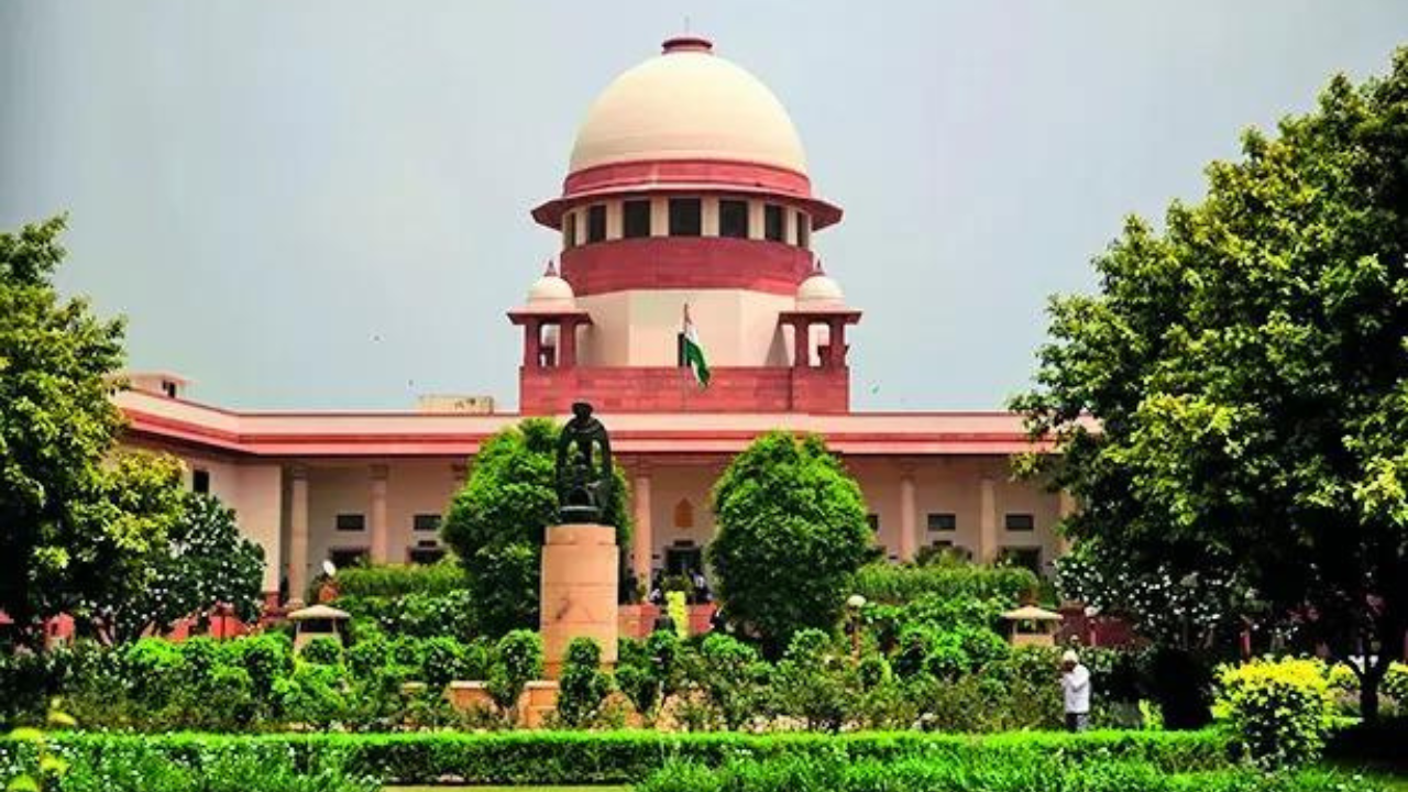 <p>The apex court, in an interim order, directed the state Chief Secretary to ensure that no felling of trees takes place till further orders.</p>