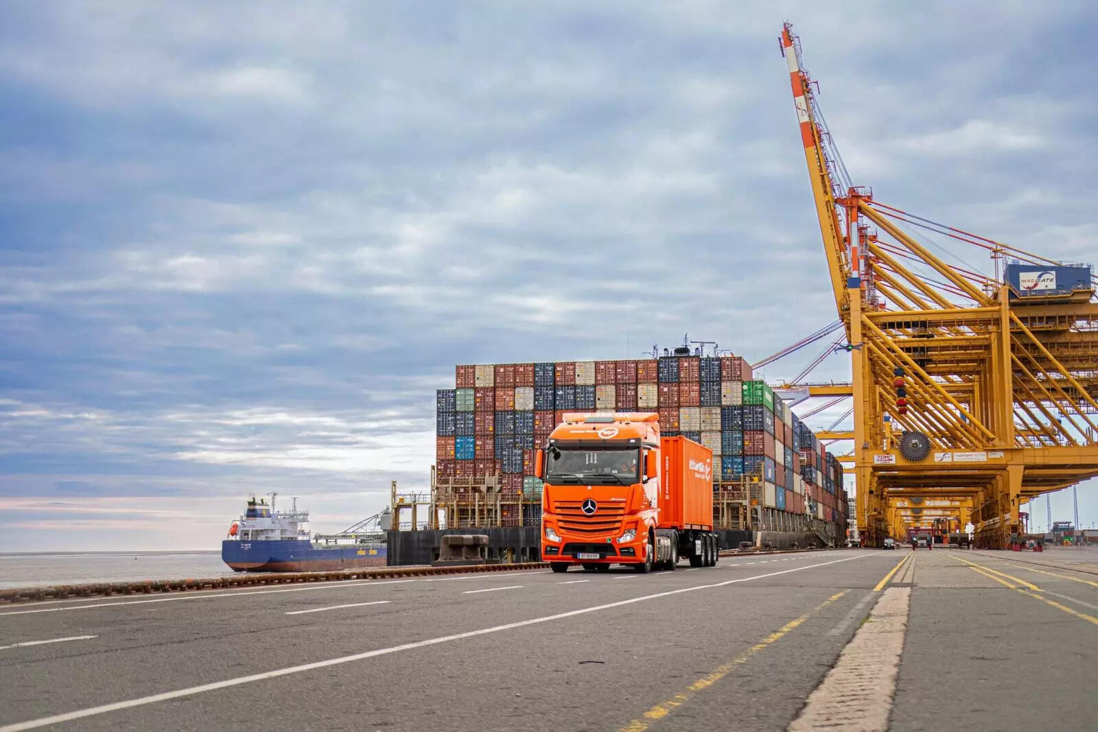 <p>According to the secretary, there was also an increase in registrations of heavy vehicles. "As many as 2,494 buses, 411 omni buses, 19,955 agricultural tractors and 14,514 commercial tractors were registered in 2024-25. </p>