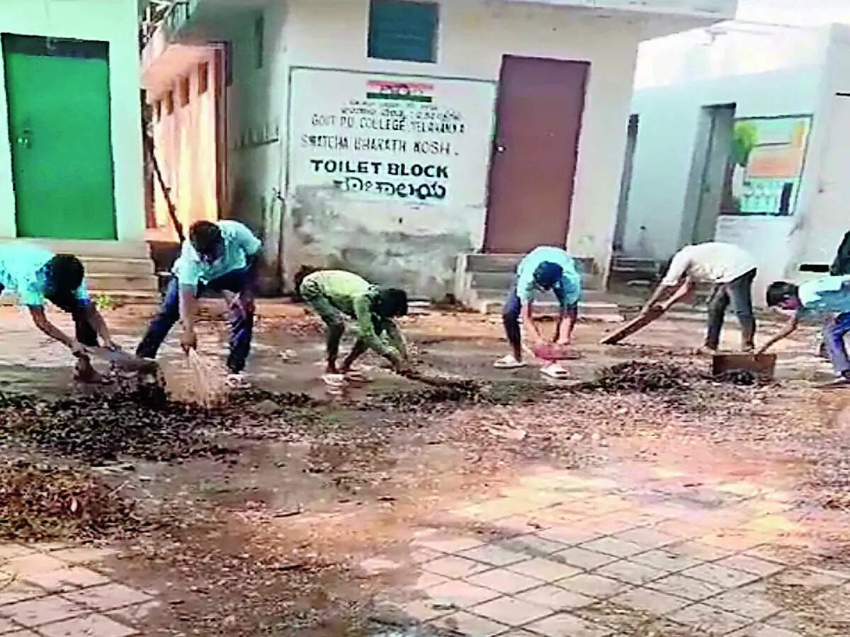 <p>Meanwhile, Kannamma, Assistant Principal, Government Junior College, Yelahanka, said that she was on official duty (OOD) on the day of students cleaning the High School premises</p>