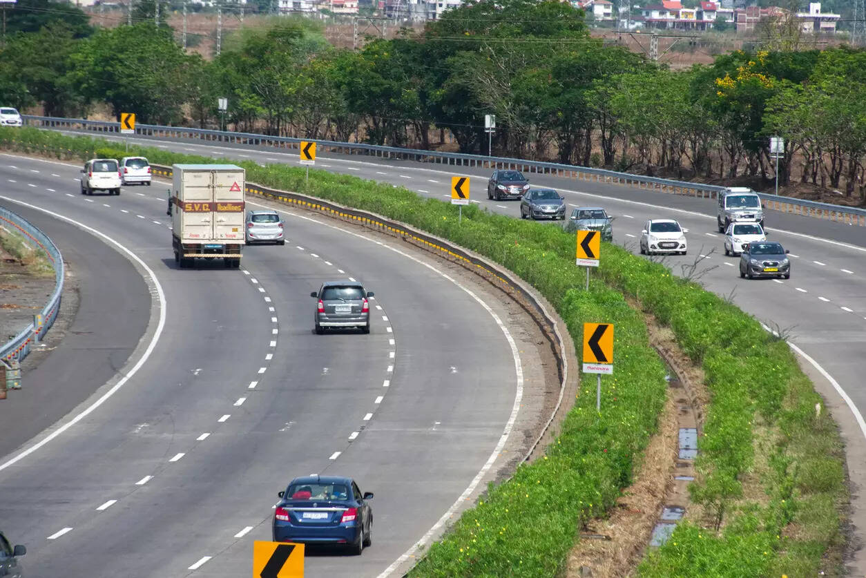 <p>In north Delhi, 8.5km of Rohtak Road and 3.5km of Outer Ring Road to Burari flyover are being revamped. </p>