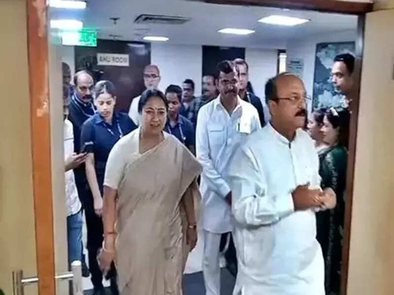 <p>Delhi Chief Minister Rekha Gupta and Education Minister Ashish Sood held an interactive meeting with students and their parents from various schools at the Delhi Secretariat on Saturday.</p>