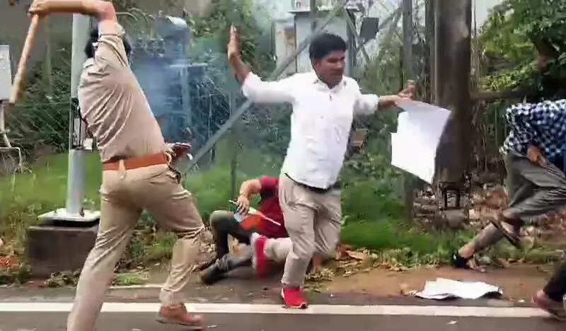<p>Hundreds of protesters holding placards marched from Eco Park Gate No. 2 around 9am and entered the high-security restricted zone where public demonstrations are prohibited. They attempted to gherao the CM's residence, prompting police to intervene.</p>