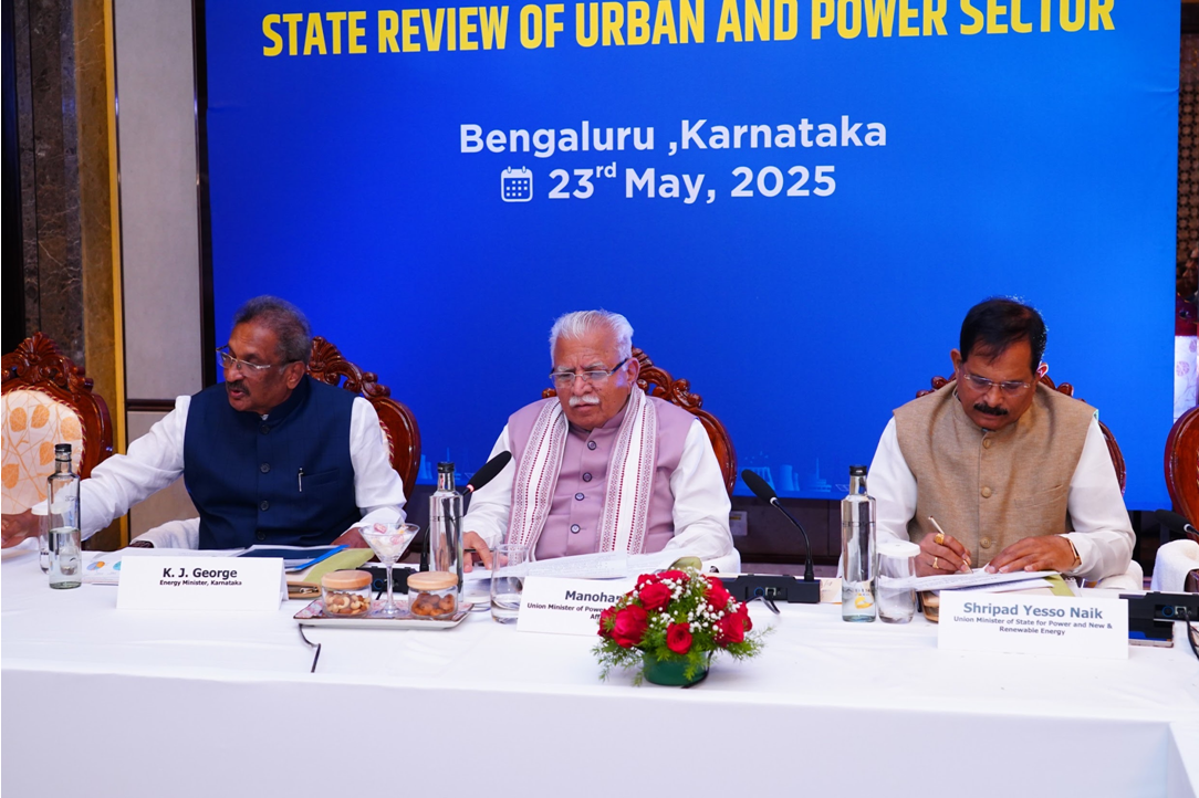 <p>Union minister Manohar Lal, addressing senior state leaders including Urban Development Minister Byrathi Suresh, Municipal Administration Minister Rahim Khan, Housing Minister Zameer Ahmad Khan, and Energy Minister KJ George, in Bengaluru on Friday</p>