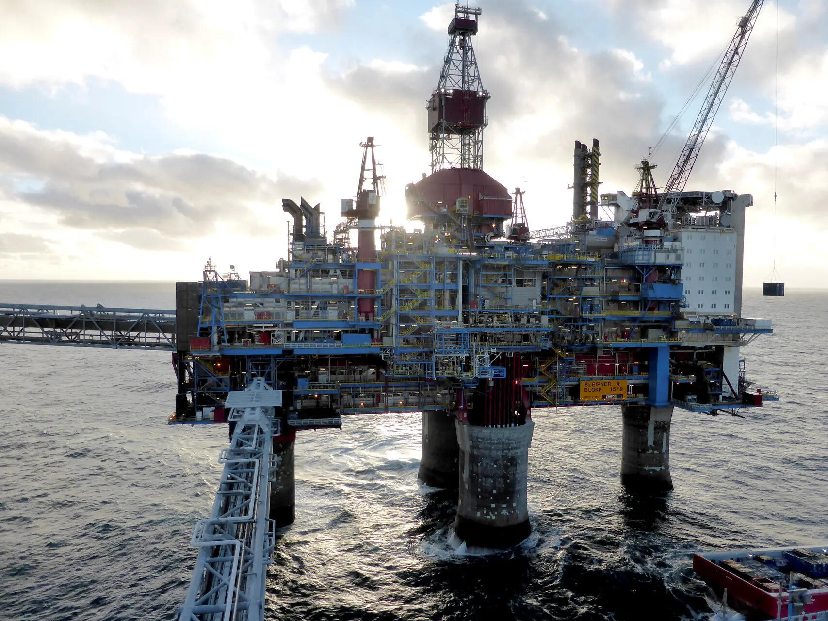 <p>ONGC has announced significant oil and gas discoveries in the Mumbai Offshore basin.(Representative  image)</p>