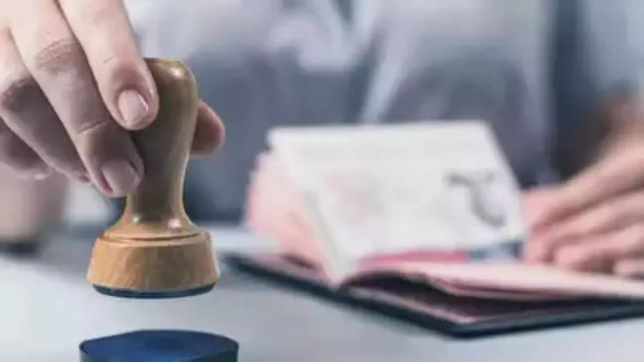 अमेरिका ने विदेशी छात्रों के लिए वीज़ा साक्षात्कार की समय-सारणी बंद कर दी  है, जबकि सोशल मीडिया जांच का विस्तार किया जा रहा है, ईटी एजुकेशन