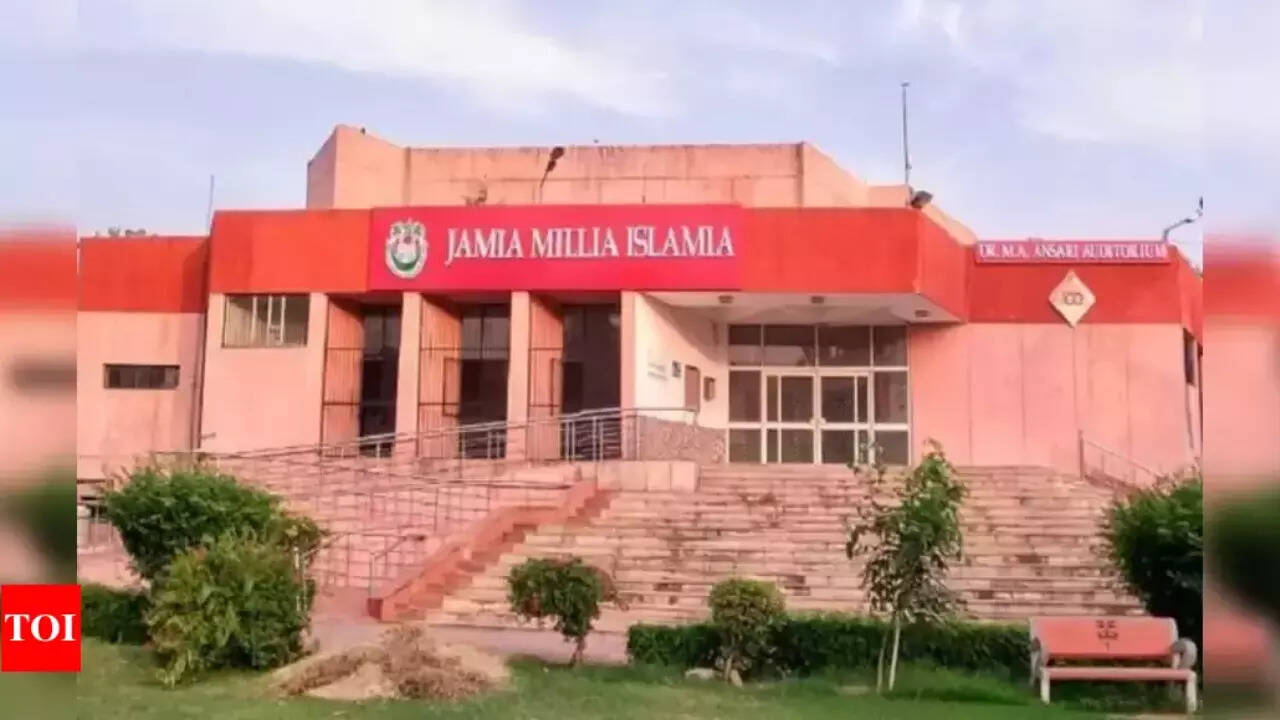 <p>JMI Vice Chancellor Mazhar Asif, Registrar Mahtab Alam Rizvi called on the education minister on Tuesday, a statement by the varsity said.</p>