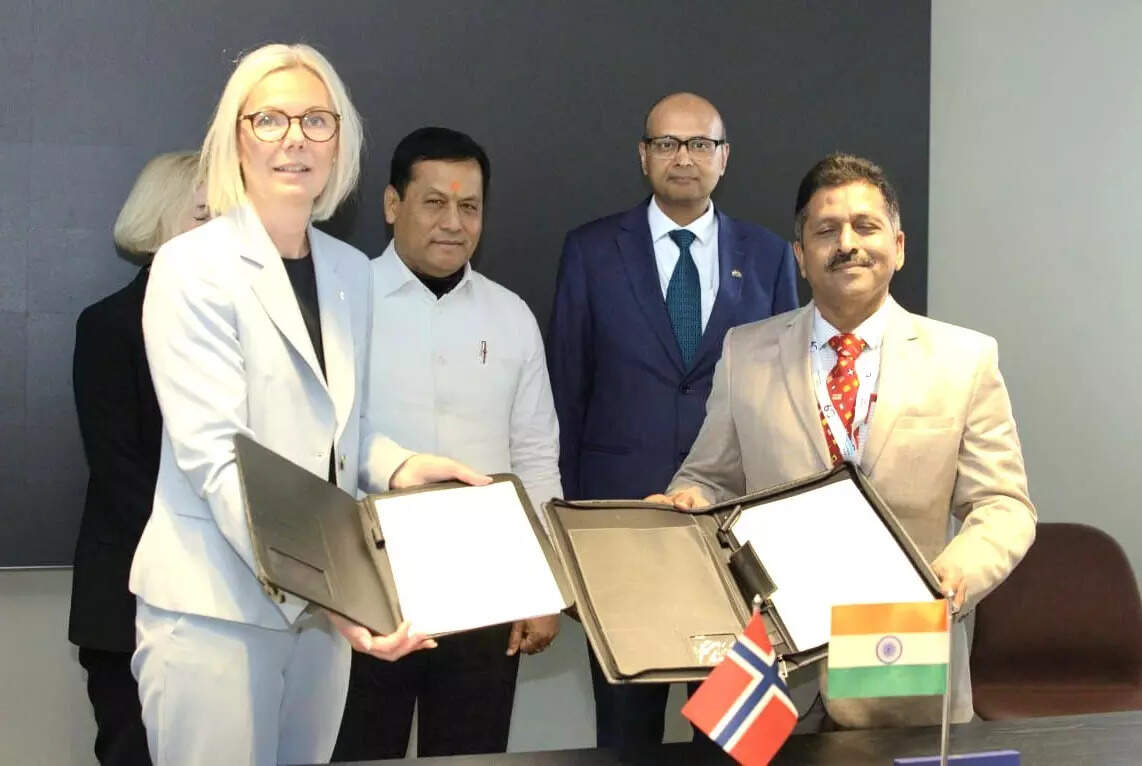 <p>Union Minister of Ports, Shipping and Waterways Sarbananda Sonowal on Tuesday witnessed the signing of an MoU between Garden Reach Shipbuilders and Engineers (GRSE), Kolkata and Kongsberg, Norway</p>