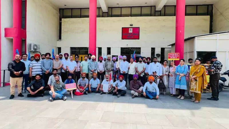 <p>Teacher leaders, representing various unions such as Democratic Teachers Front (DTF), ETT 6635 Union, 4161 Master Cadre Union, and 2392 Teachers Union, met the DC. They submitted a memorandum addressed to the Punjab chief minister, outlining a list of pending demands and informing the administration about the upcoming protest.</p>