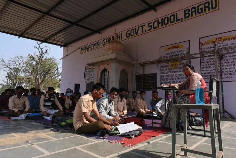 <p>Teachers, under the banner of Rajasthan Shikshak Sangh (Rashtriya), held talks with the education secretary and the director of secondary education regarding 25 points. In the meeting, consensus was reached on many demands, including giving posting to teachers in Mahatma Gandhi English Medium Govt schools within a week and Vivekananda Model Schools this month.</p>