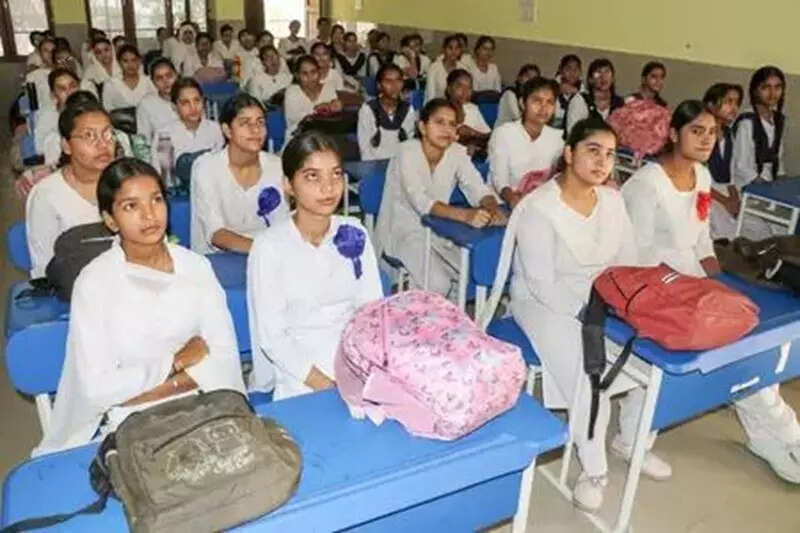 <p>Following multiple complaints received on the GCAS helpline, where parents reported that some colleges were promising to confirm admissions during a supposed offline process later, the Higher Education Department stepped in with strong instructions.</p>
