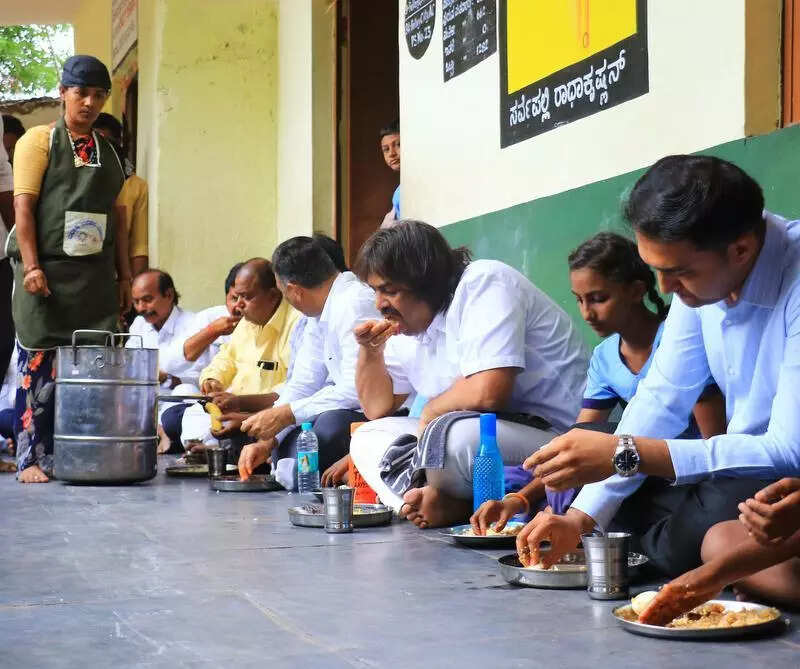 <p>In a media interaction on Monday, the minister explained that govt strengthened its commitment to educational standards by allocating specific responsibilities to education department personnel for evening classes. </p>