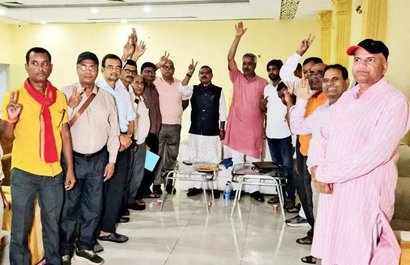 <p>During a meeting held in Ranchi, the manch members said that out of the 17 state recognized languages the govt has included only 12 for the test and ignored Bhojpuri, Maghi, Maithili, Angika and Bhumij, which is wrong</p>