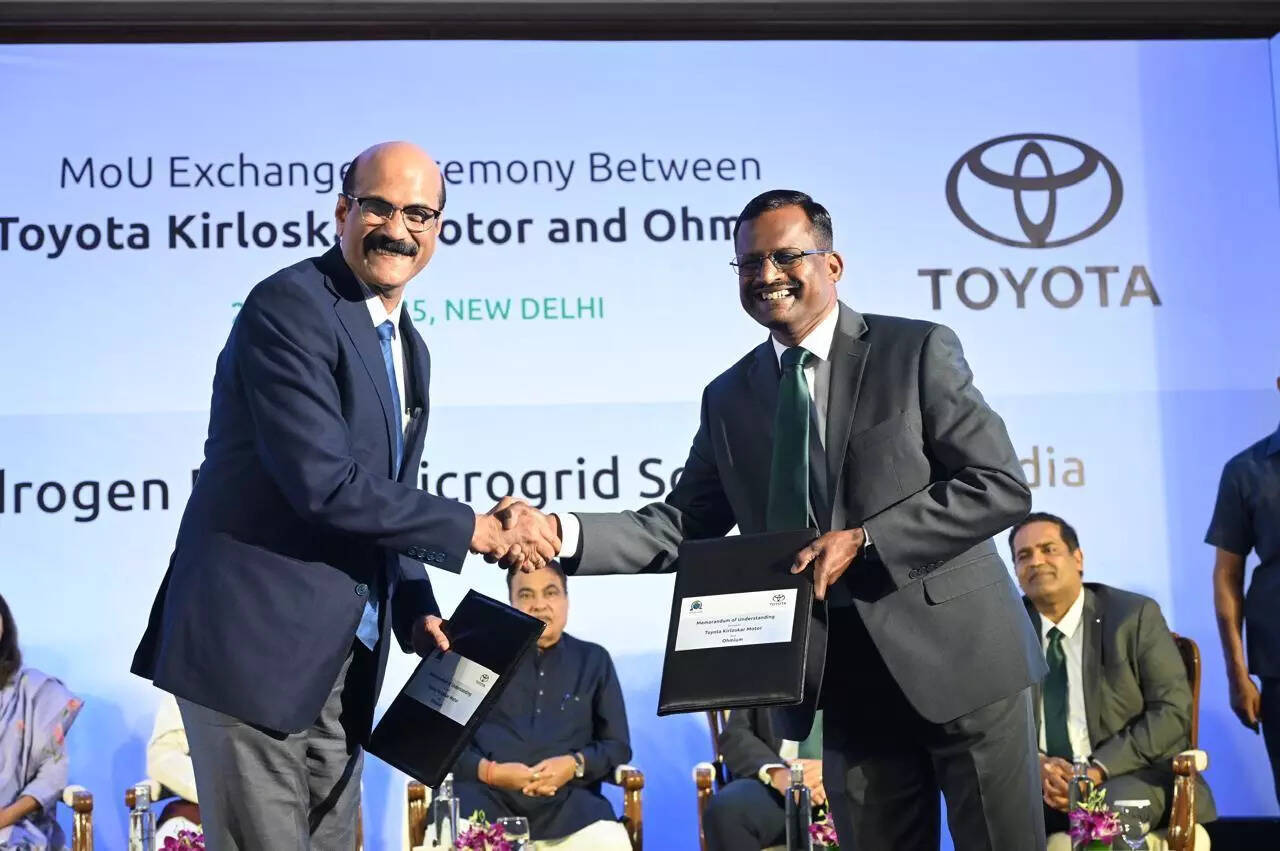 <p>MoU Exchange Signing between Mr. Sudeep Dalvi, Senior Vice President & Head State Affairs - Toyota Kirloskar Motor and Dr Chock Karuppiah, CSTO, Ohmium International<br><b></b></p>