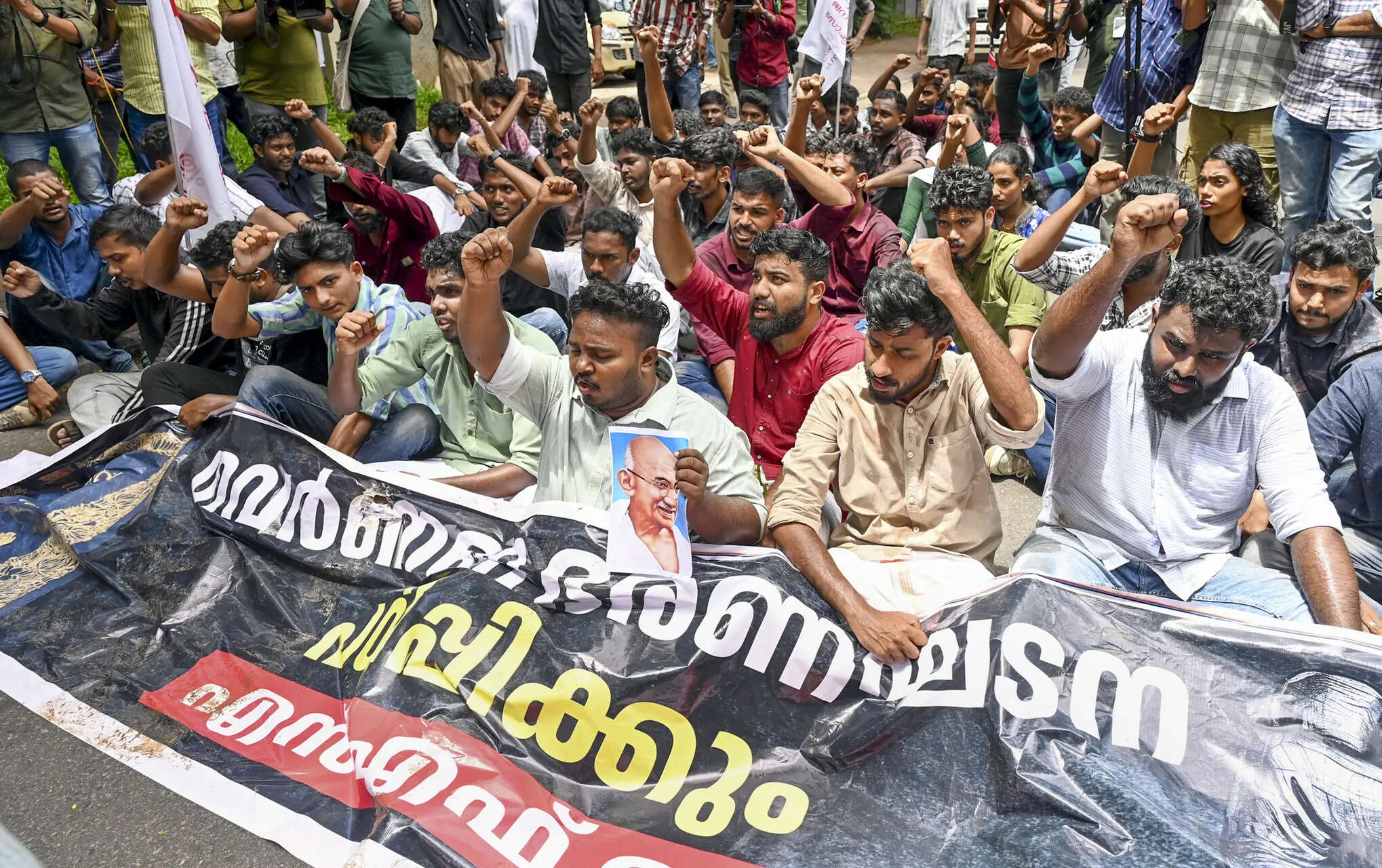 <p>The protesters even engaged in a scuffle with the police when they tried to forcibly enter the hall before the arrival of the Governor</p>