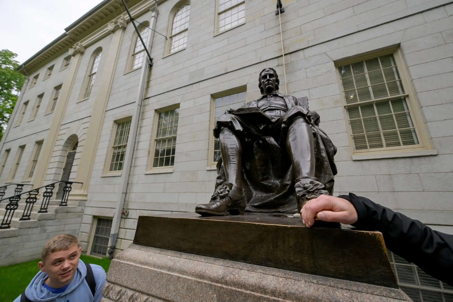 <p>The program would combine courses taught by Kennedy and Munk faculty, the deans of both institutions said in a statement sent to Reuters this week</p>