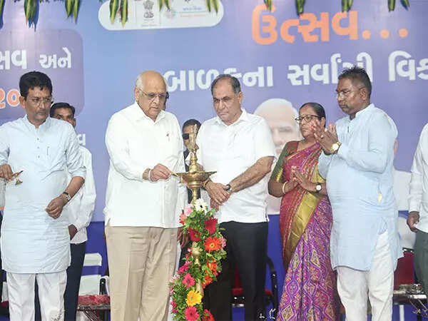 <p>Chief Minister Patel welcomed 197 children into school at Pundrasan Primary School, including 53 from Anganwadi, 54 from Balvatika, 48 from Class 1, and 42 from Classes 8-9</p>