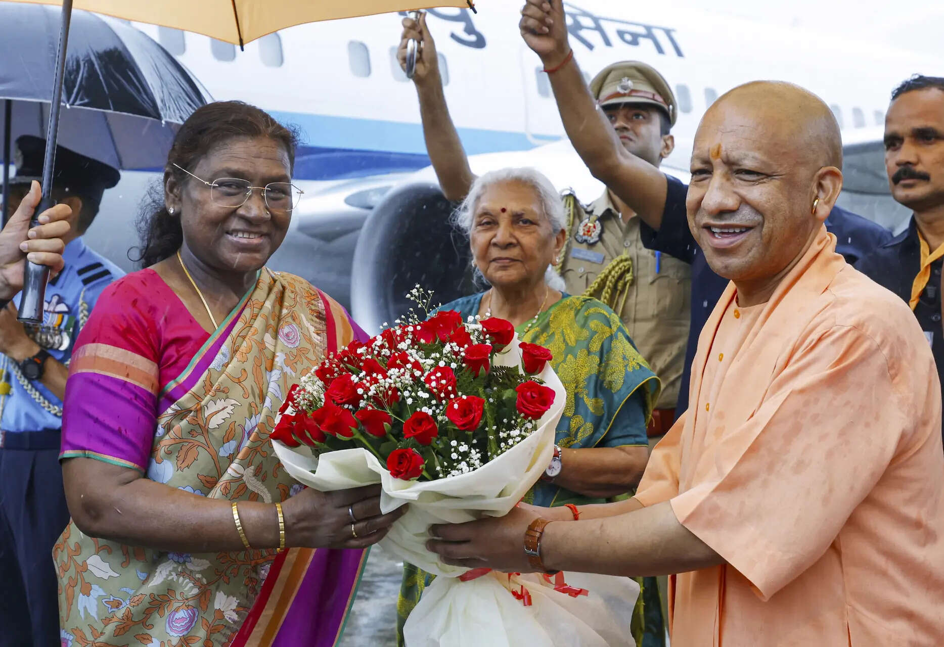 Bareilly: President Droupadi Murmu being welcomed by Uttar Pradesh Governor Anandiben Patel and Chief Minister Yogi Adityanath upon her arrival at the airport, in Bareilly district. (PTI Photo)  (PTI06_30_2025_000021B)