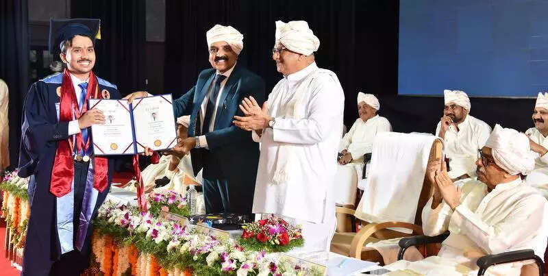 <p>Dr Ajitkumar Bhat receiving the gold medal from RGUHS V-C Dr Bhagawan and SDMU Chancellor D Veerendra Heggade for scoring highest marks in Anatomy at the annual convocation of SDM University in Dharwad on Thursday </p>