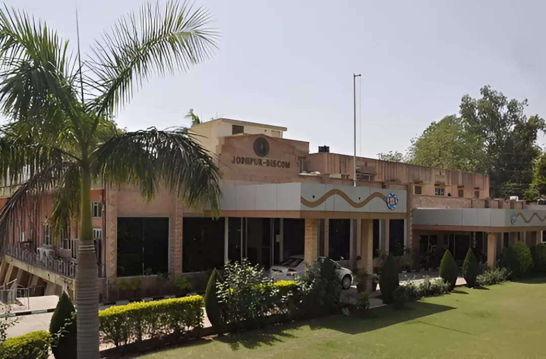 Jodhpur Discom recovered over ₹1.51 crore from 580 electricity theft cases between April and June 2025, as revealed in a vigilance review meeting chaired by MD Dr Bhanwar Lal.