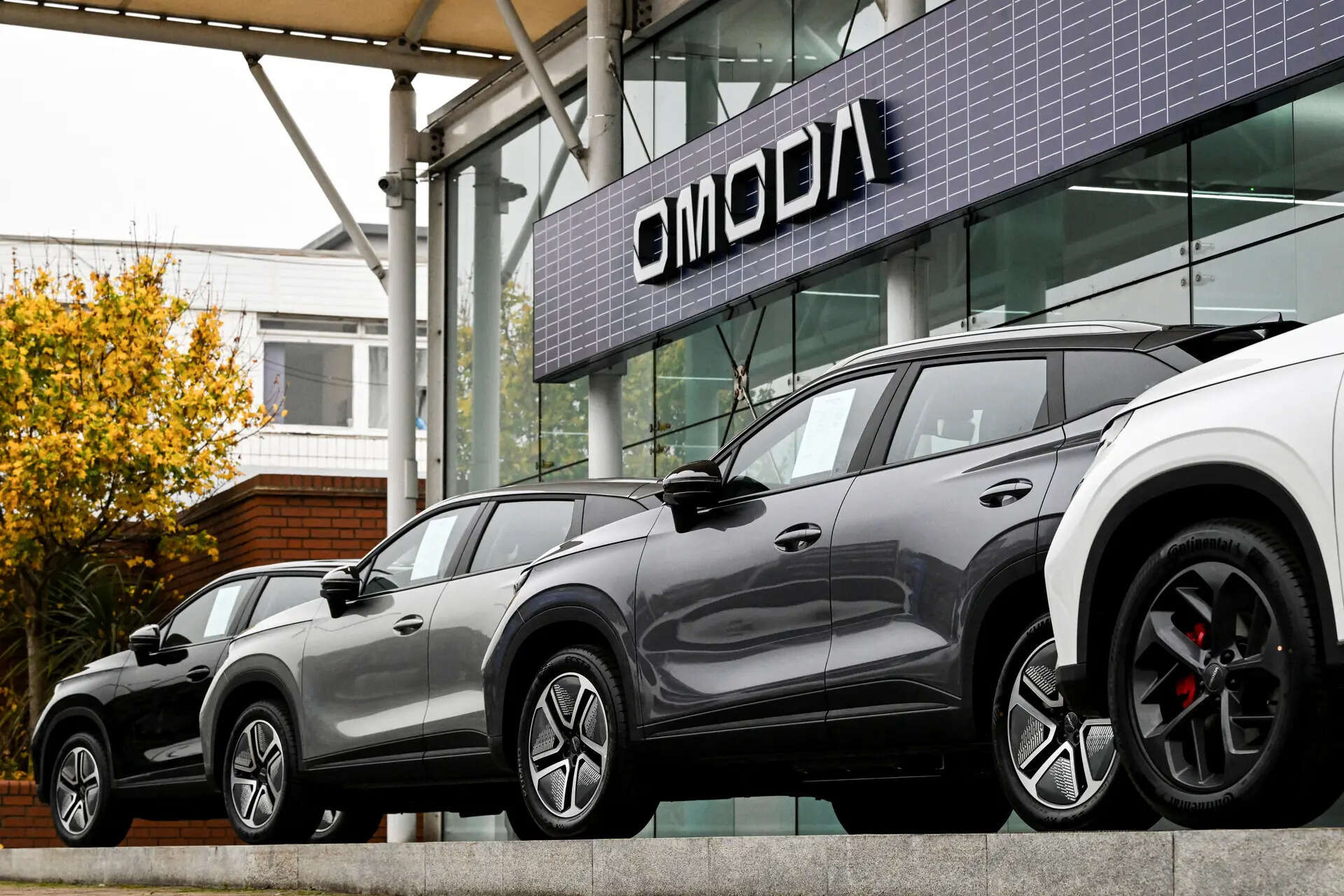 Models of the Chery Omoda 5 and Chery Omoda E5 on display.