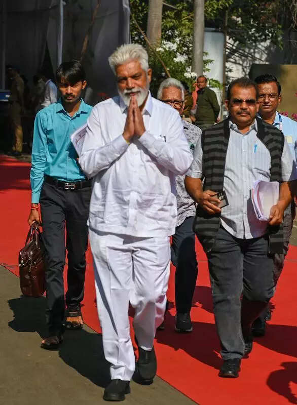 <p> Bhuse said the fee regulation Act would be amended</p>