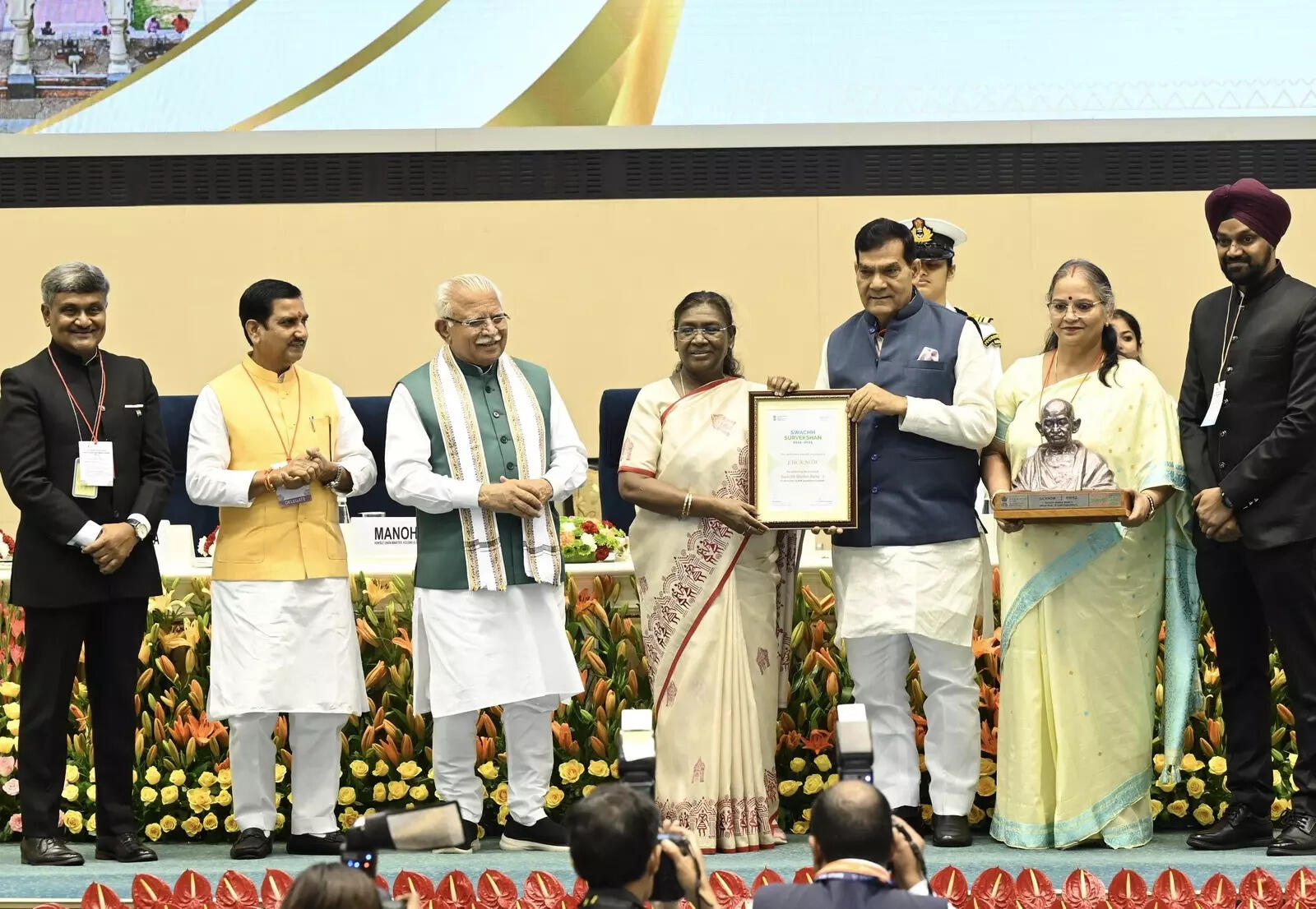 <p>Lucknow has made a remarkable leap in urban cleanliness, securing the third position in the 'Swachh Shehar' (Million-Plus Cities) category of the Swachh Survekshan 2024 awards.</p>