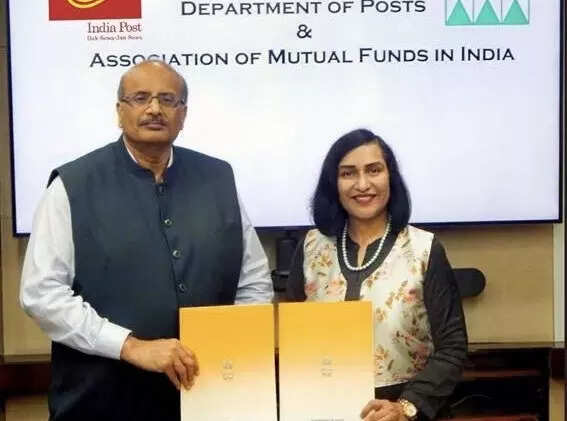 <p>Manisha Bansal Badal, General Manager (Business Development), Department of Posts and V. N. Chalasani, Chief Executive, AMFI, during the MoU signing ceremony held in Mumbai</p>