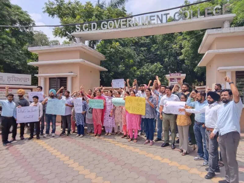 <p>The teachers expressed dismay at the chief minister's failure to issue a statement in the matter</p>