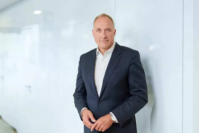 <p>MAHLE backs tech diversity for climate goals, urging EU to recognise climate-neutral fuels and ICEs; warns delays may end its ICE investments in Europe.</p>