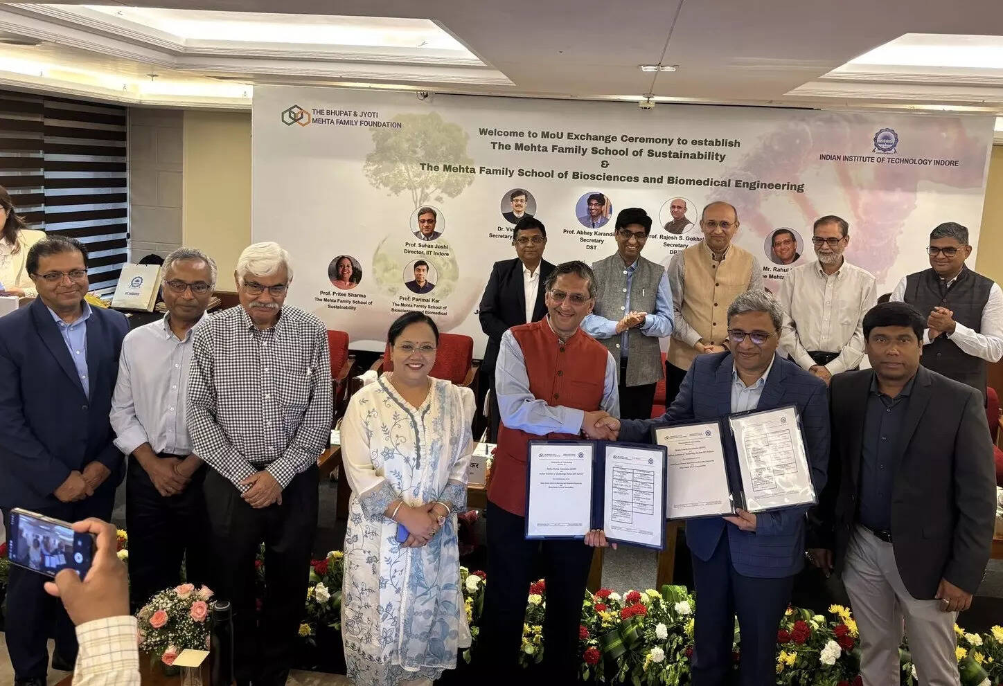 <p>MoU exchange at IIT Indore</p>