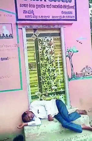 <p>The incident has sparked strong reactions from parents and the public, who have condemned the misconduct of the headmaster during the school hours. They demanded the education department to suspend the headmaster.</p>