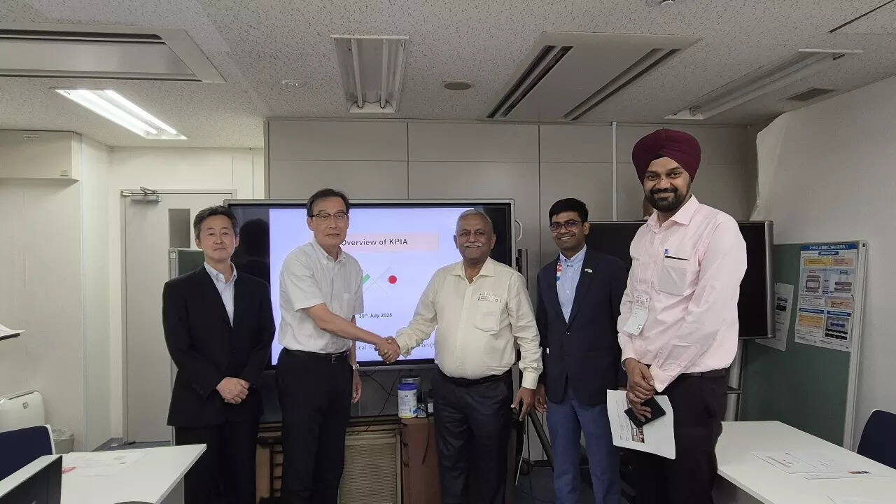 <p>Advisor to UP CM Awanish Kumar Awasthi held a productive meeting with Dr. Hayashi Yoshikazu (Director General), Nasakazu Susaki (Managing Director), SHIMAI Koji (International Cooperation Coordinator) of the Kansai Pharmaceutical Industries Association (KPIA) with Indrajeet Singh (Director, UP NEDA)</p>