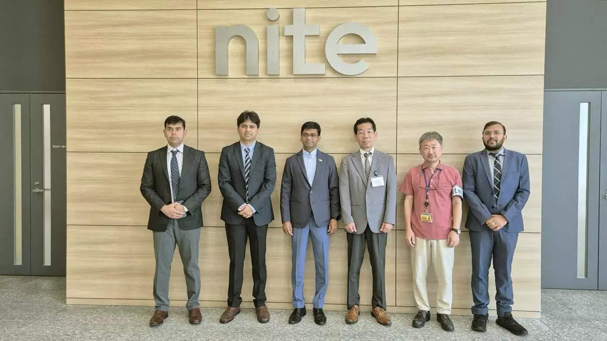<p> Invest UP CEO, Vijay Kiran Anand, Indian Consul General Chandru Apar at National Institute of Technology and Evaluation (NITE) and NLAB</p>