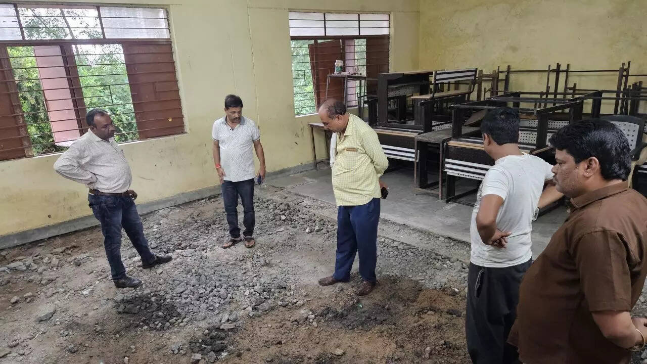 <p>A snake catcher, who has been visiting the school almost every day, confirmed that the reptiles are baby cobras. “The babies may be only half a foot long, but their venom can paralyze or even kill,” he warned.</p>