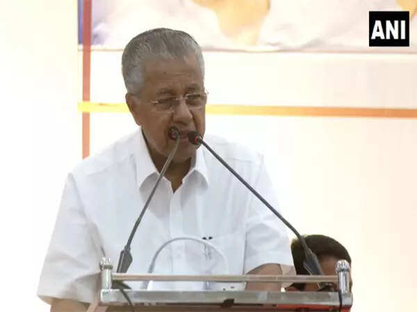 <p>The chief minister directed officials to submit the details of buildings needing repair and those requiring demolition separately.</p>